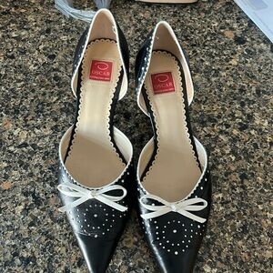 Oscar de la renta black and white heels!